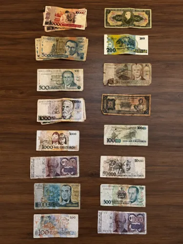 22 cédulas, várias moedas brasileiras e estrangeiras