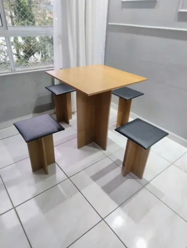 Mesa + 4 banquetas