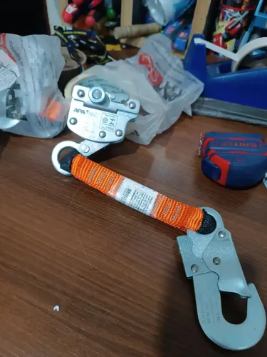 Equipamento de segurança em altura trava quedas