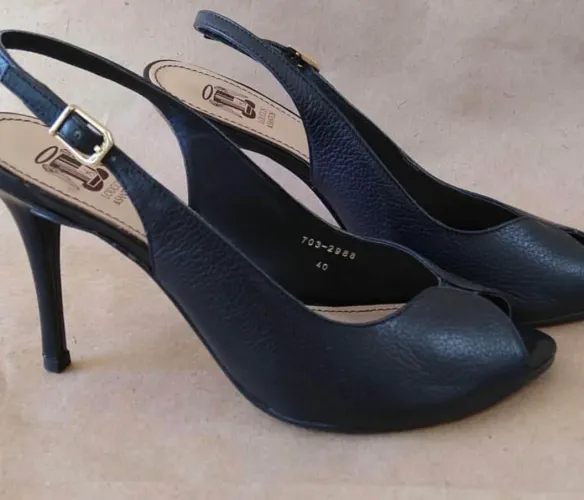 Scarpin Loucos e Santos ( Peep Toe)