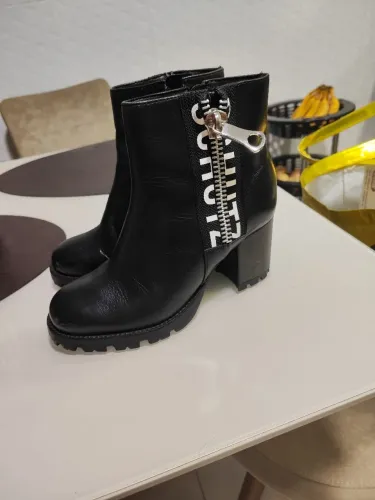 Vendo bota cano curto Tam 34 marcar Schutz original
