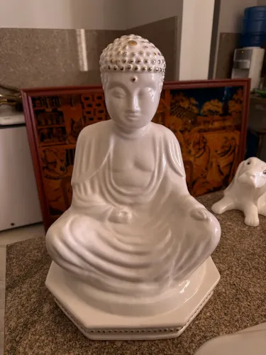 Buda em Porcelana Branca com Detalhes Dourados - Escultura Decorativa Grande