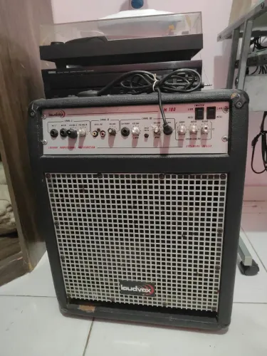 Caixa amplificada marca LOUDVOX