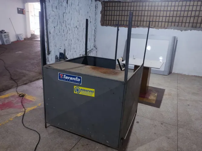 Vendo balcão de ferro