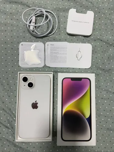 iPhone 14 branco na caixa