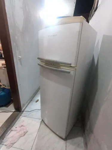 Vendo uma geladeira Brastemp frost free funcionando perfeitamente com garantia de 2 meses 