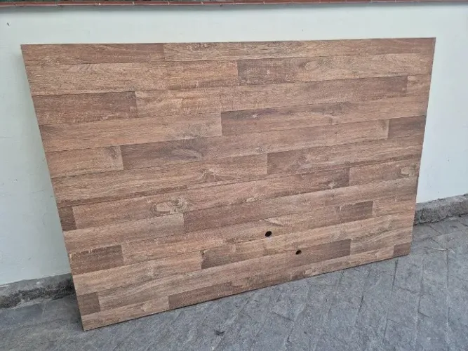 Painel para TV amadeirado com furos para passagem de cabos