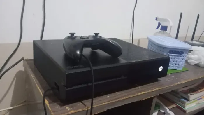 Um Xbox one fat ele e bom não tem nem um ano de uso tô vendendo para comprar minha bicicle