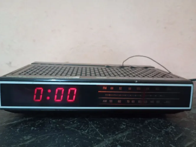 RÁDIO RELÓGIO CCE - ELECTRONIC AM/FM CLOCK RÁDIO DLE - 300 (RARIDADE)