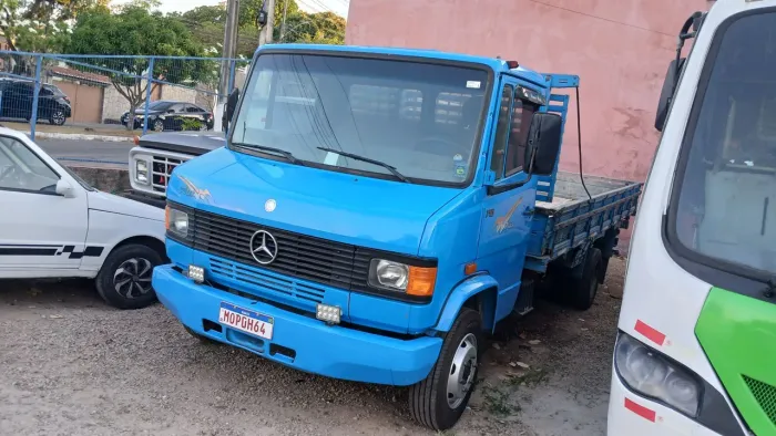 Vendo Mercedes 710 Ano 2002
