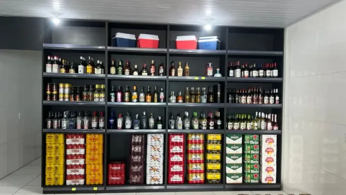 Estante modular com 20 divisórias