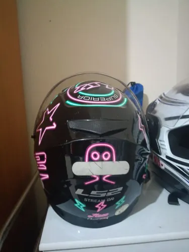 capacete LS2 FF320 Stream Neon com acabamento em preto e detalhes de estrelas em tons neon