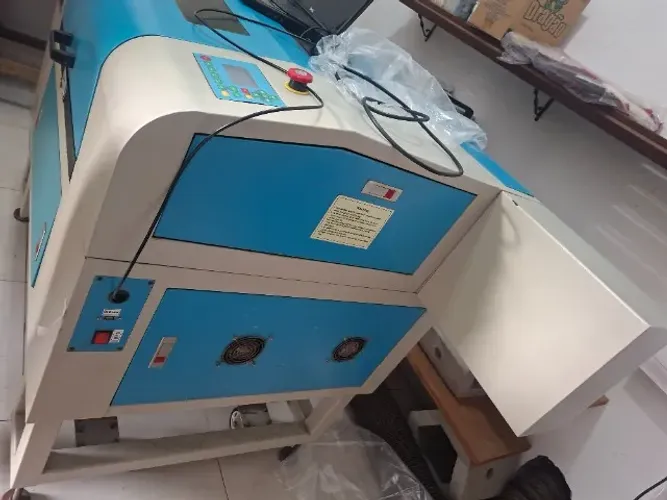 MÁQUINA DE CORTE E GRAVAÇÃO À LASER