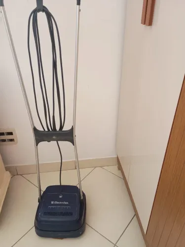Vendo enceradeira doméstica Eletrolux