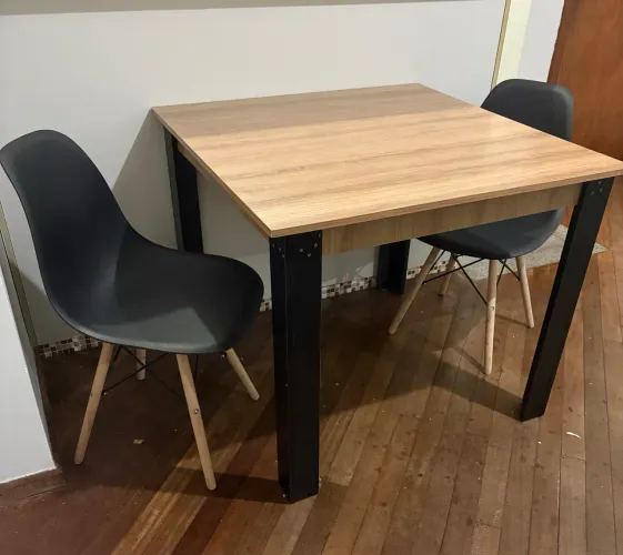 Mesa com Duas cadeiras