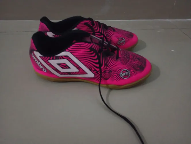 Chuteira umbro- cor rosa
