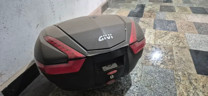 Baú Givi v47 muito novo