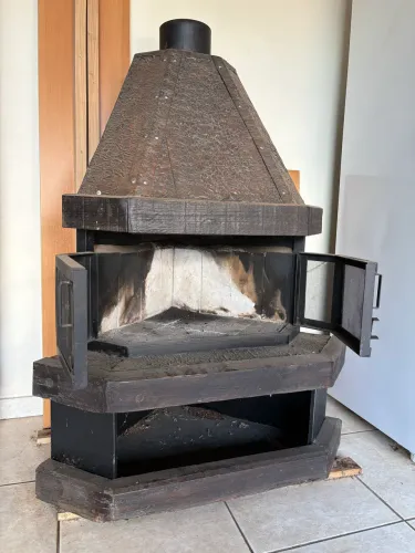 Lareira de ferro e madeira para canto de parede