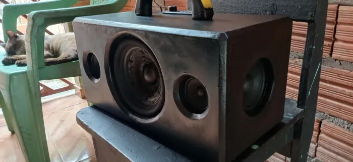 Caixa Bluetooth contém bateria 21v e carregador 200w