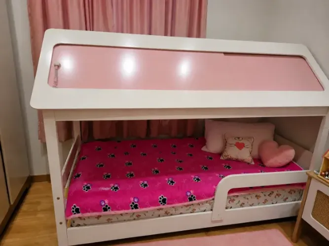 Vendo Cama Casinha. Com baú em cima