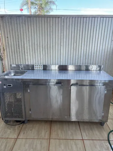 Bancada refrigerada com pia em perfeito estado