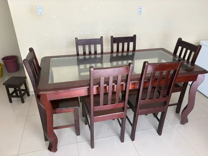 Mesa de madeira maciça com 6 cadeiras