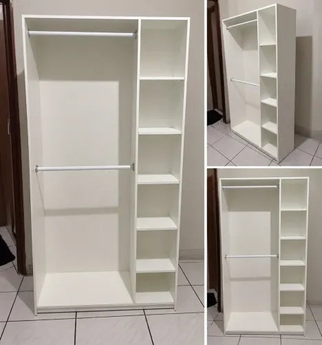 Guarda roupa aberto com prateleiras
