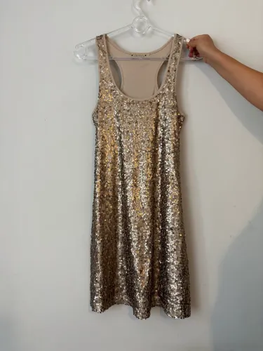 vestido festa dourado lantejoulas