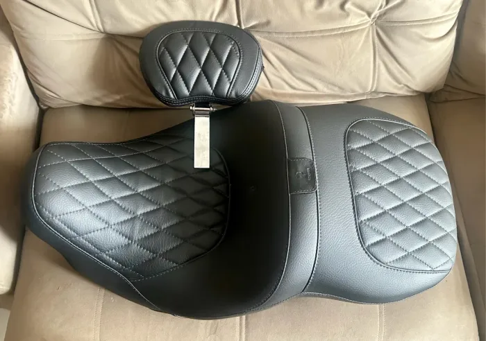 Banco Pedrinho Harley Davidson Touring 08-23 com encosto piloto