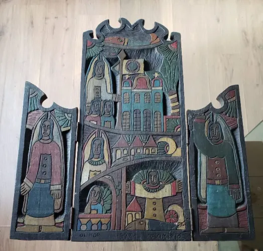 Tríptico entalhado de arte Naif de 1972 assinada pelo artista Nascimento - 64 cm x 59 cm