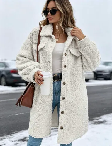 Casaco soltinho peluciado, perfeito pra comprar looks de frio com estilo 