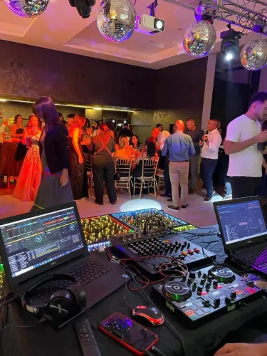 DJ, sonorização, boate, plataforma 360 e kits karaokê
