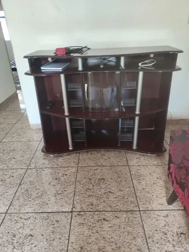 Vende-se estante de madeira maciça perfeita