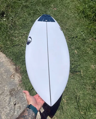 Prancha de surf Sharpeye Modern 2.5, muito nova! Praticamente sem uso.