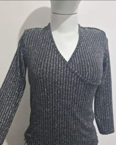 Blusa com detalhes em fio brilho