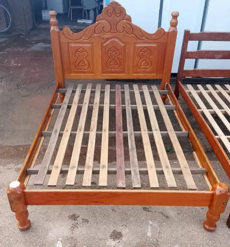 Cama de madeira casal