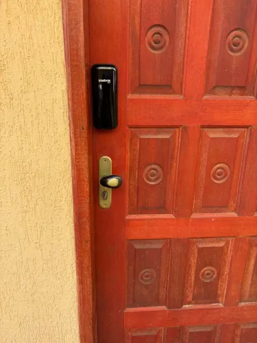 Instalação de fechadura eletrônica de sobrepor