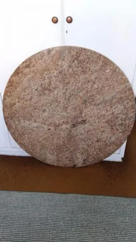 Tampo de mesa, em granito