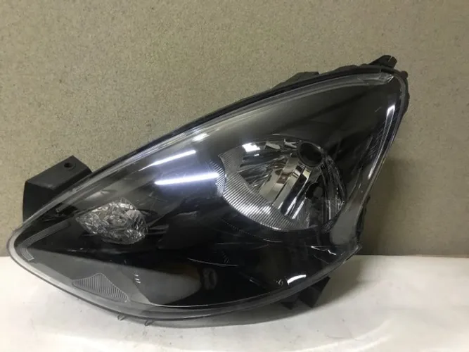 Farol Nissan March  (máscara negra)