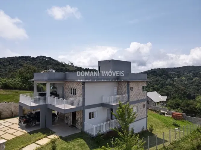 Linda Casa Nova à Venda na Região do Vale Encantado - Campos do Jordão/SP