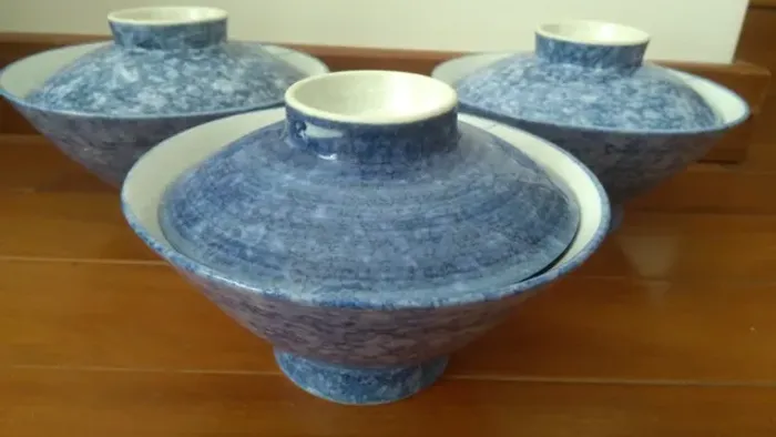 Tigelas de porcelana japonesa com tampa 