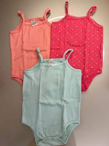 Conjunto com 3 bodies tamanho 12-18 meses 