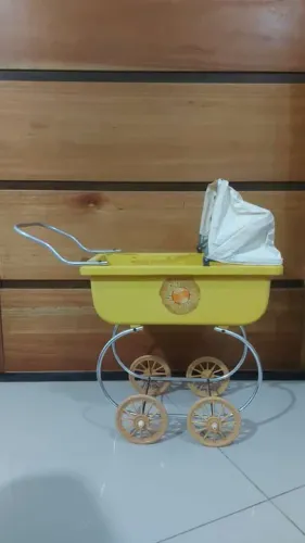 Carrinha de boneca antigo