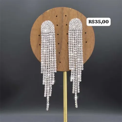 Lindo brinco em pedras e strass