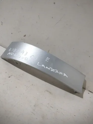 Moldura lanterna traseiro esquerdo Audi A3 2005