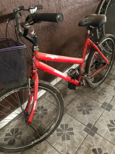 Bicicleta vermelha com marcha