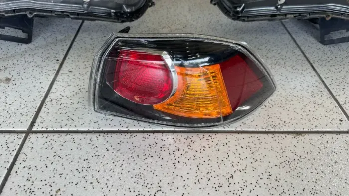 LANTERNA DIREITA LANCER GT C/DETALHES 