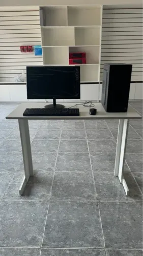 Mesa para computador em Mdf