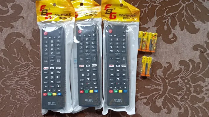 Controle remoto universal + 2 pilhas<br><br>R$ 15,00 cada