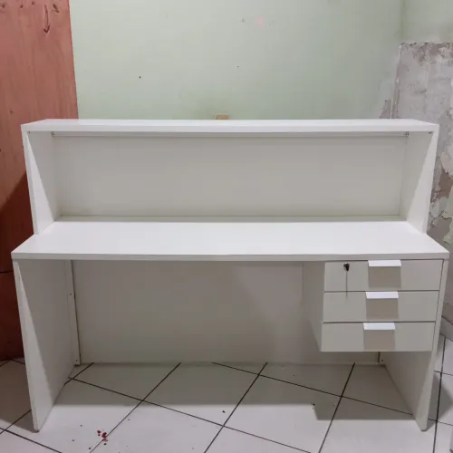 Balcão de recepção branco